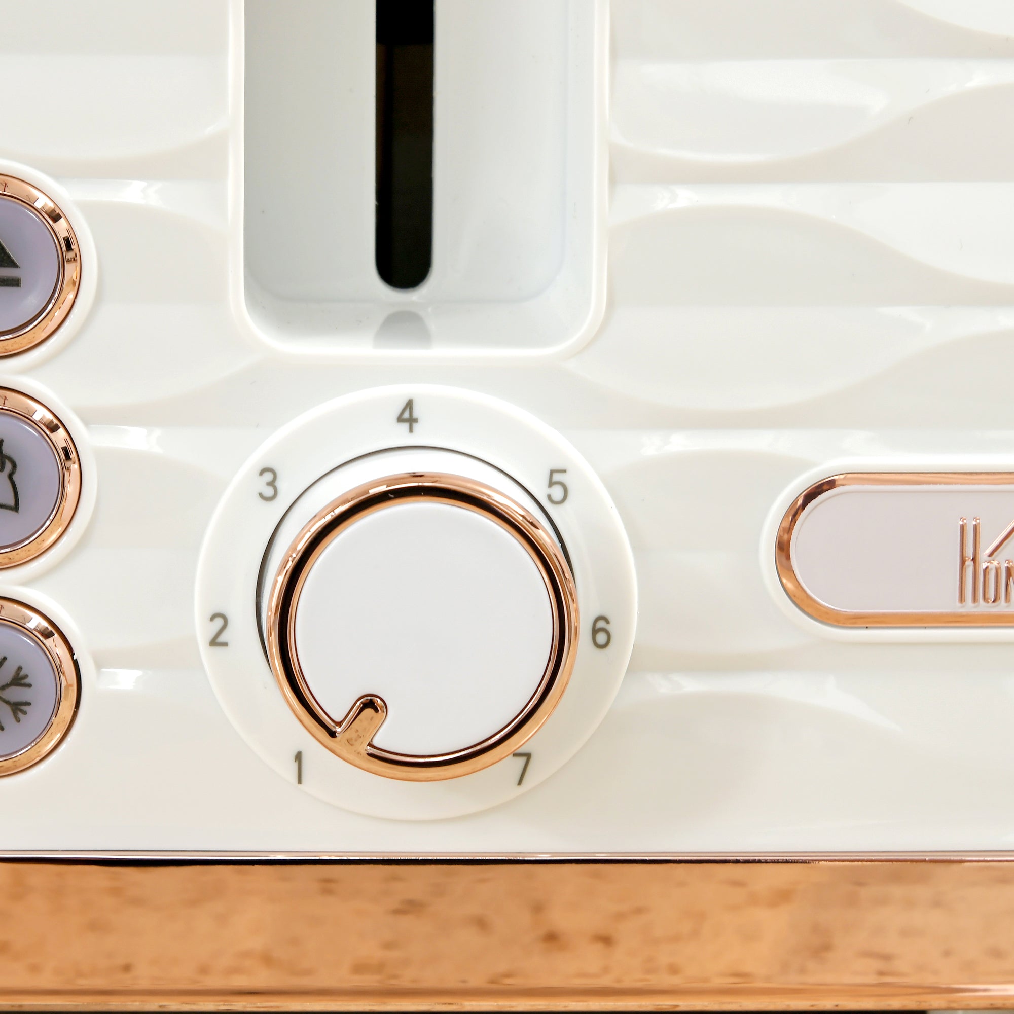 Four-Slice Rippled Toaster with 7 Toasting Levels and Safety Features - White
