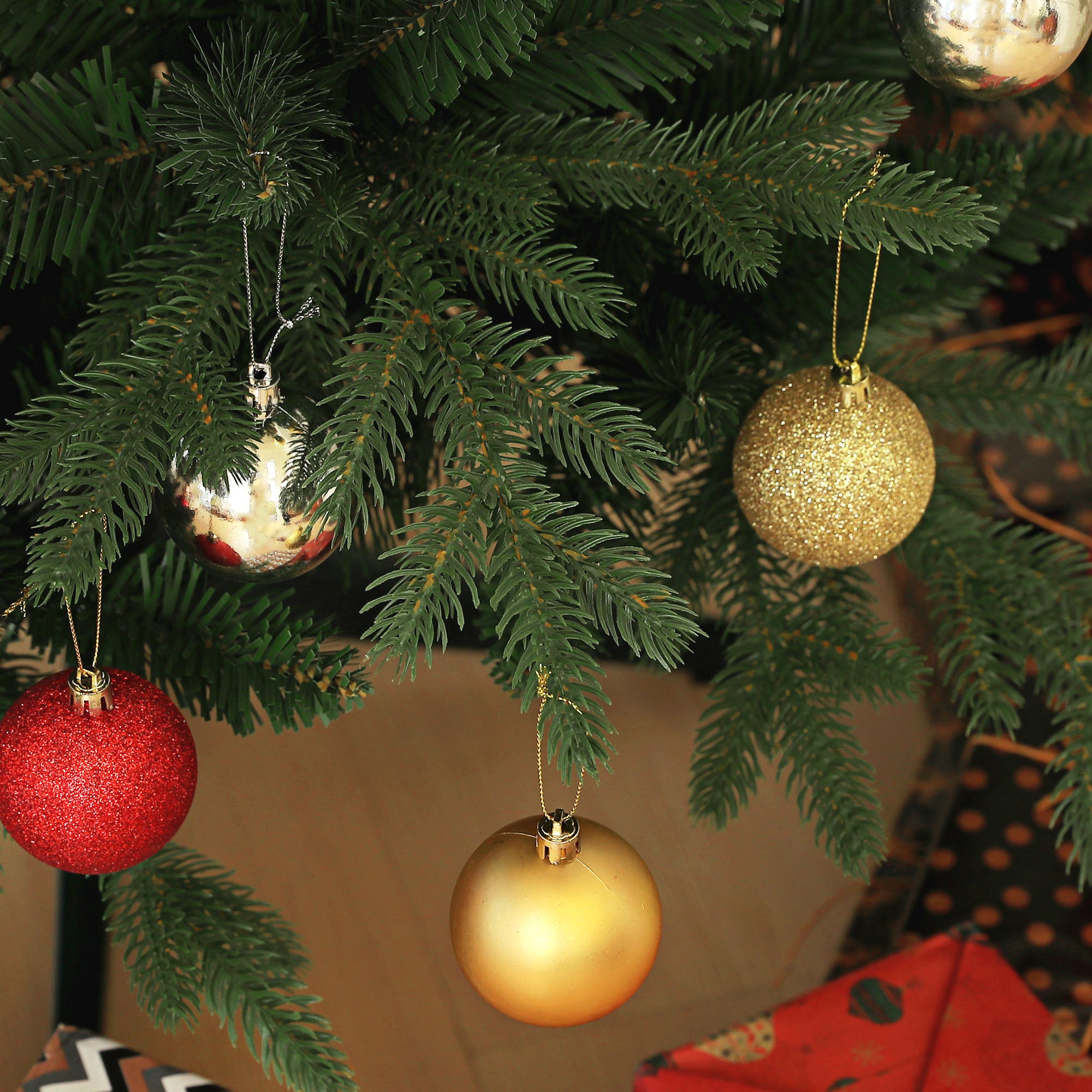 5ft Artificial Spurce Christmas Tree with 1121 Branch Tips and Foldable Steel Base, Realistic Hinged Xmas Tree, Holiday D©cor for Home Office, Green