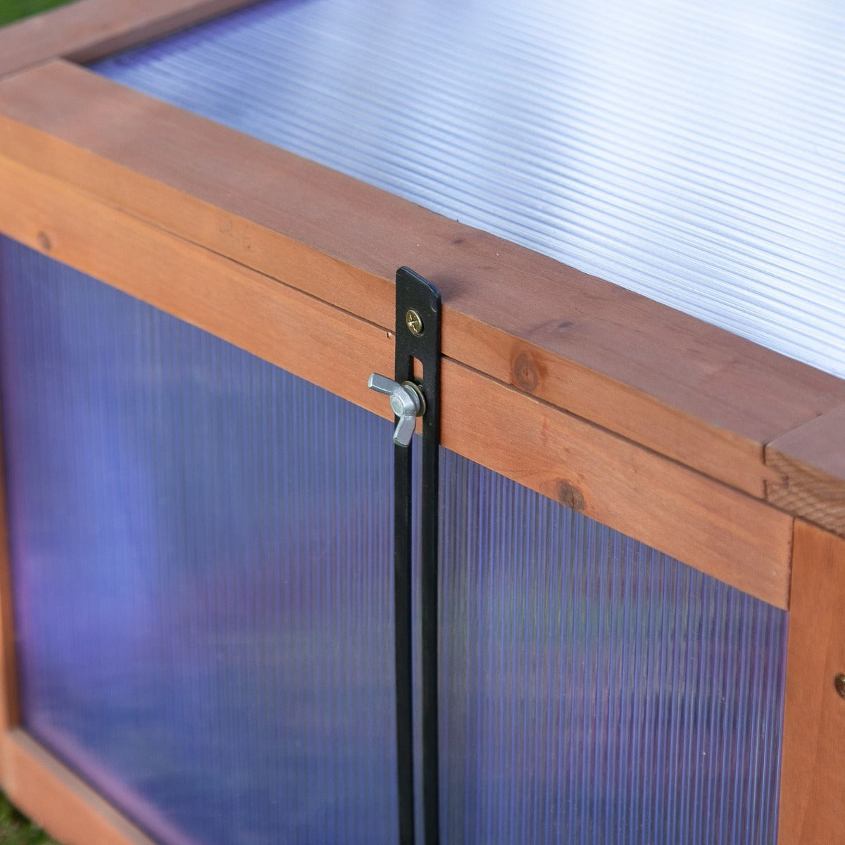 Wooden Cold Frame, Small Polycarbonate Greenhouse for Plants with Openable & Tilted Top Cover, Brown, 100 x 65 x 40cm