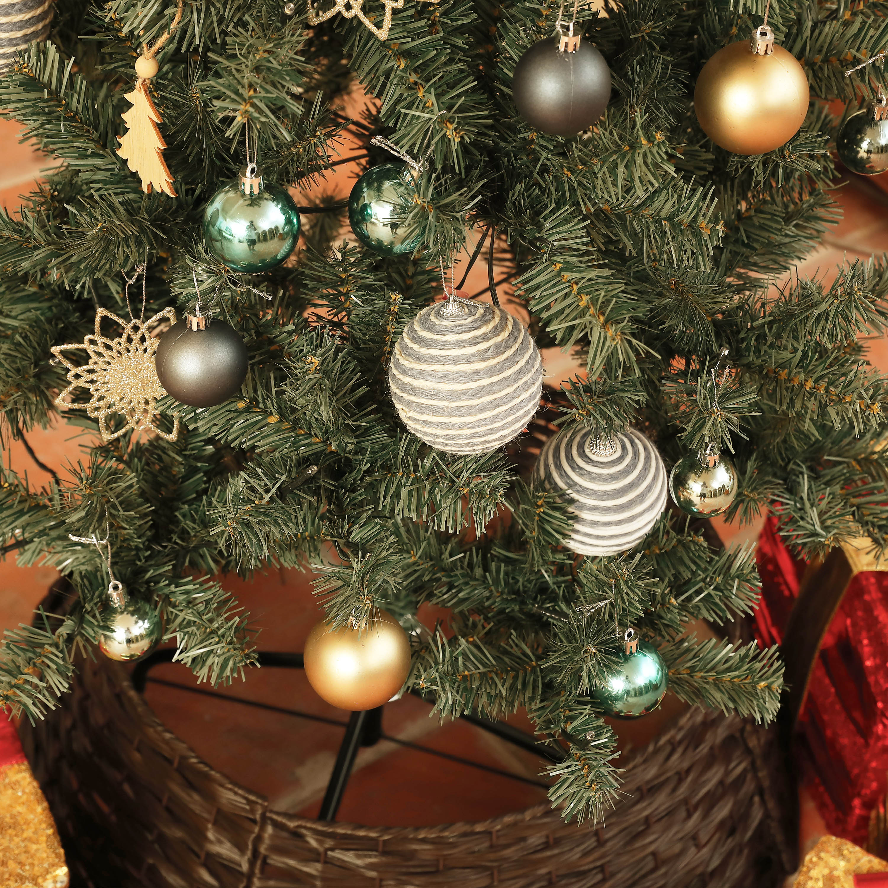 5ft Pre-Lit and Decorated Christmas Tree