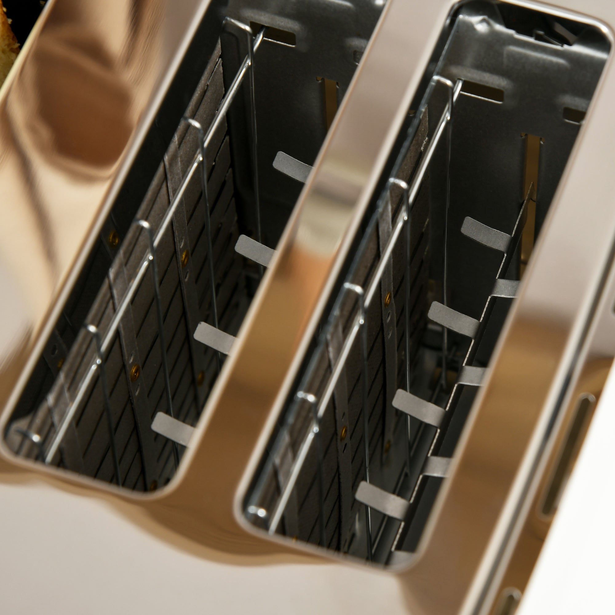 Four-Slice Rippled Toaster with 7 Toasting Levels and Safety Features - White