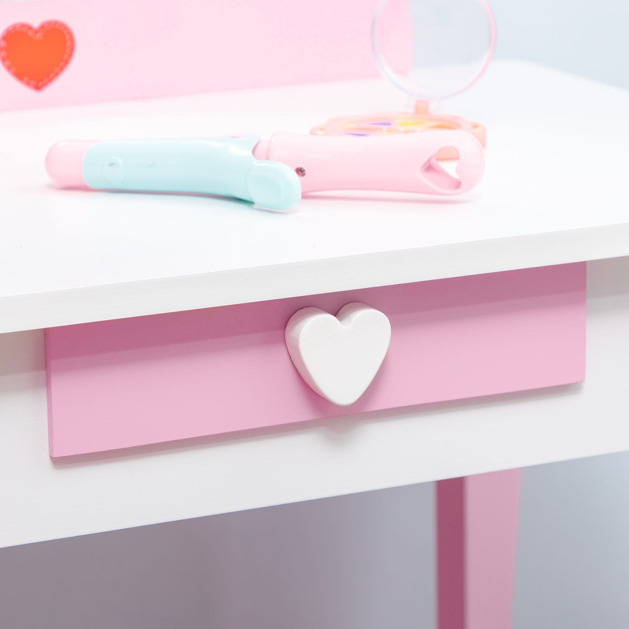 pink heart dressing table this pink heartshaped dressing table is a dream <3